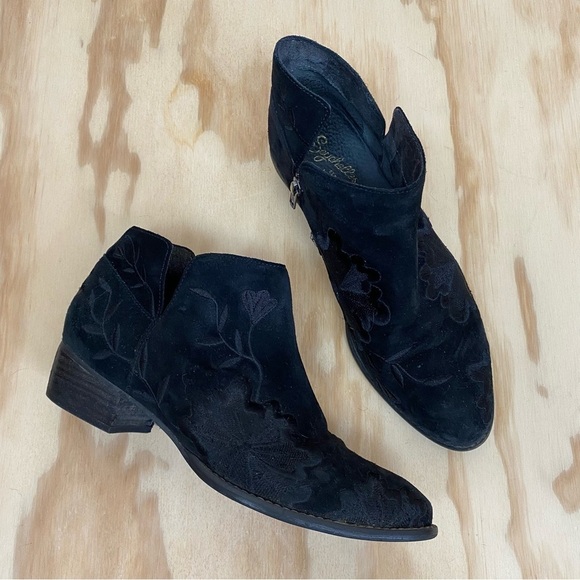 Seychelles Embroidered Black Suede Lantern Bootie - Picture 7 of 7